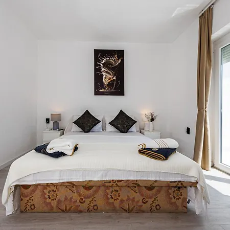 Royal Elysee Villa *